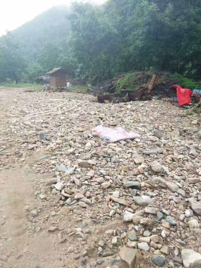 每天村里人聚集于此的長(zhǎng)椅 石凳 都沒(méi)有了！