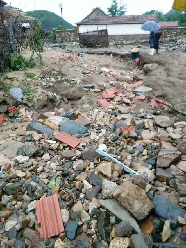 玉米倉(cāng)子，還有糧食也沒(méi)有了！